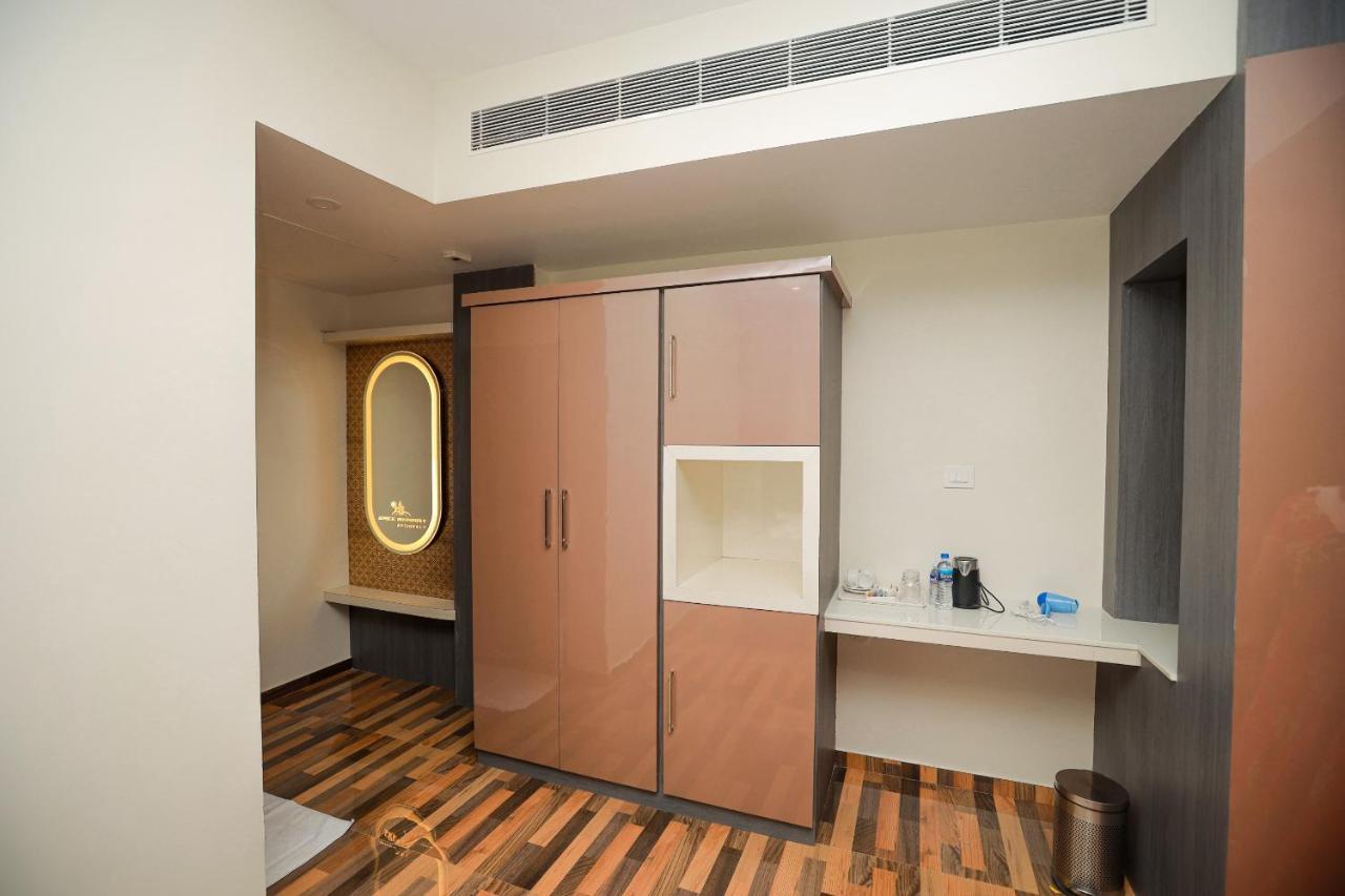 ホテル Sree Bharat Residency Alāndurai エクステリア 写真