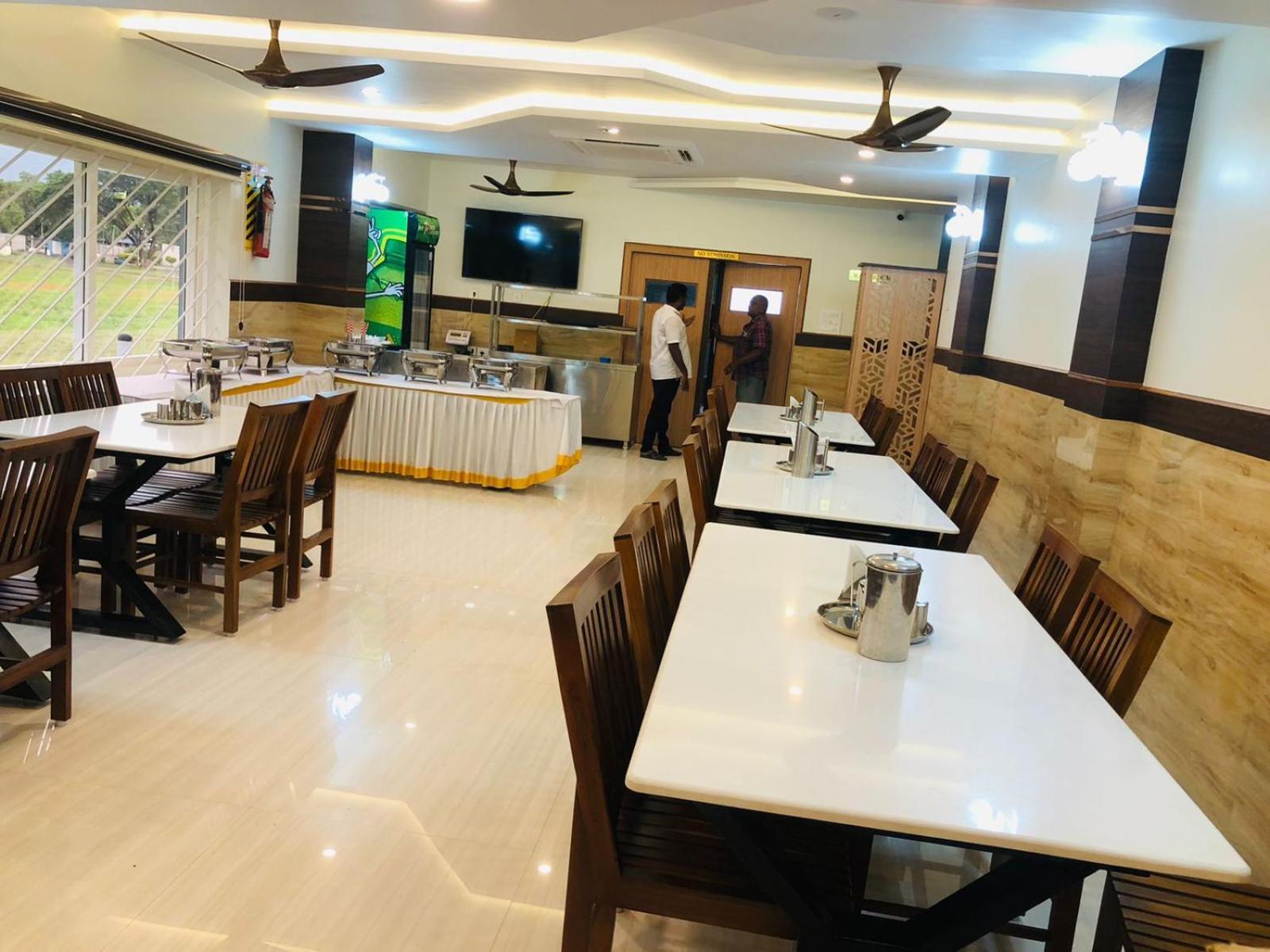 ホテル Sree Bharat Residency Alāndurai エクステリア 写真