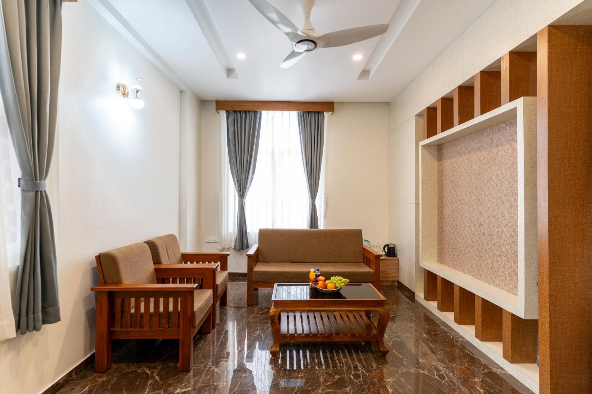 ホテル Sree Bharat Residency Alāndurai エクステリア 写真
