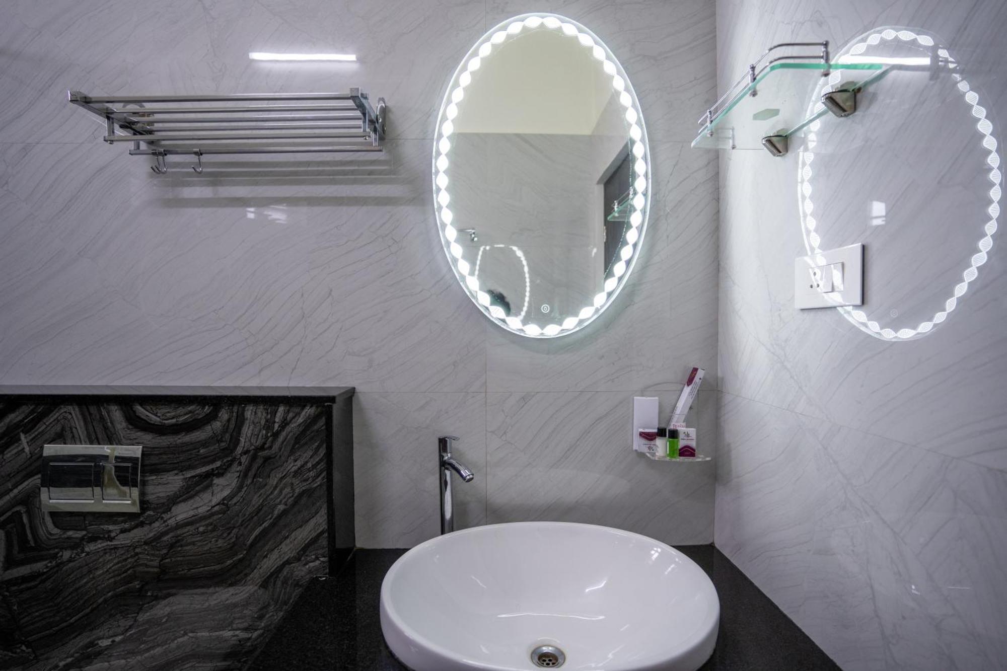ホテル Sree Bharat Residency Alāndurai エクステリア 写真