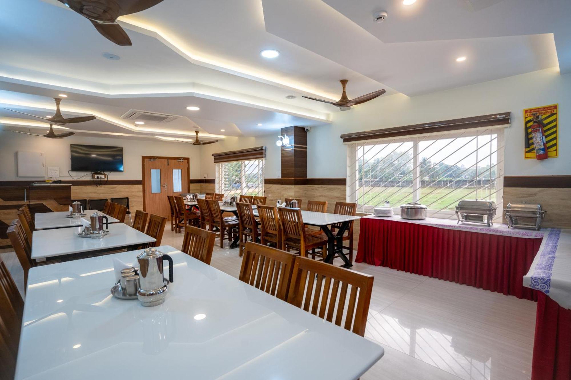 ホテル Sree Bharat Residency Alāndurai エクステリア 写真