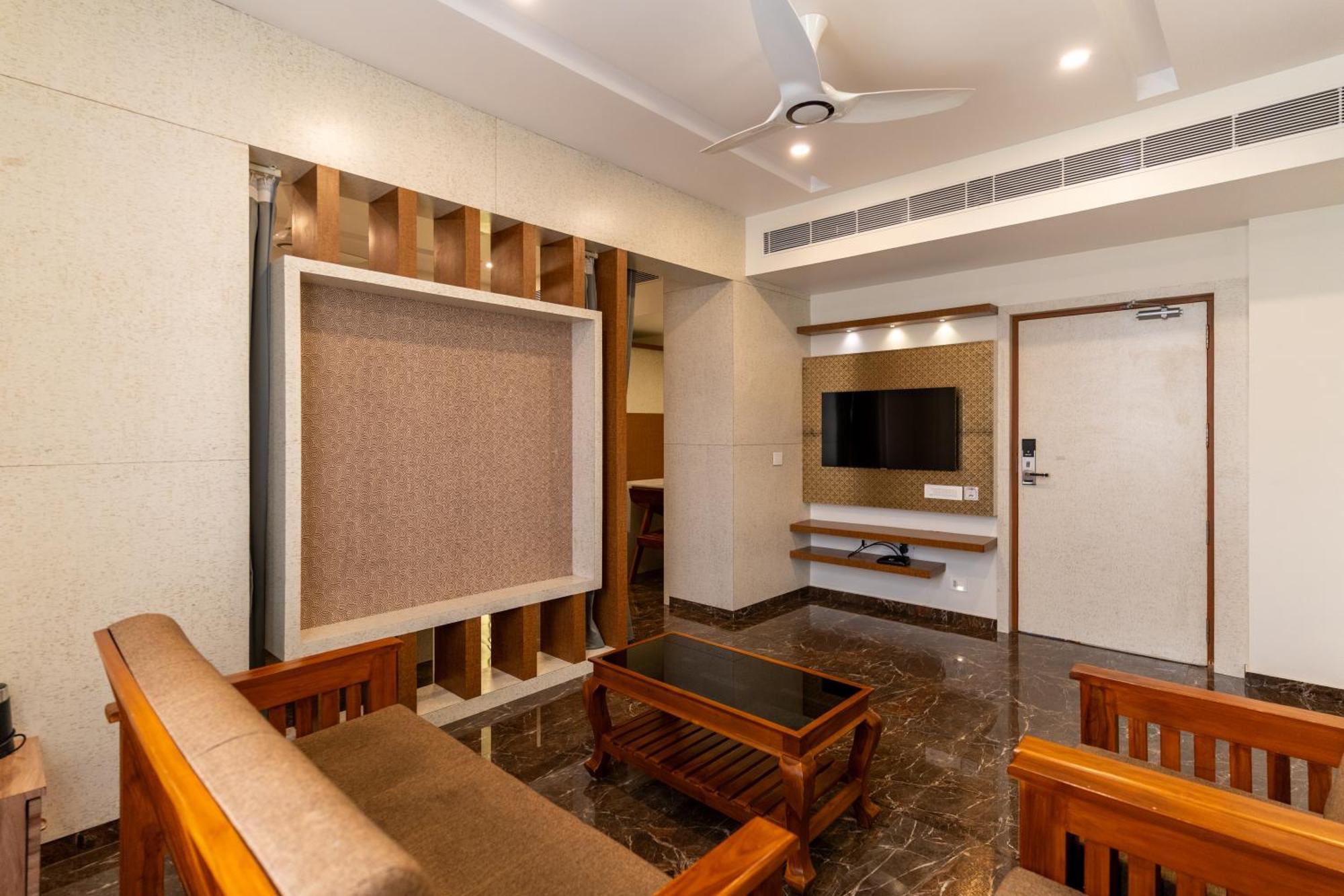 ホテル Sree Bharat Residency Alāndurai エクステリア 写真