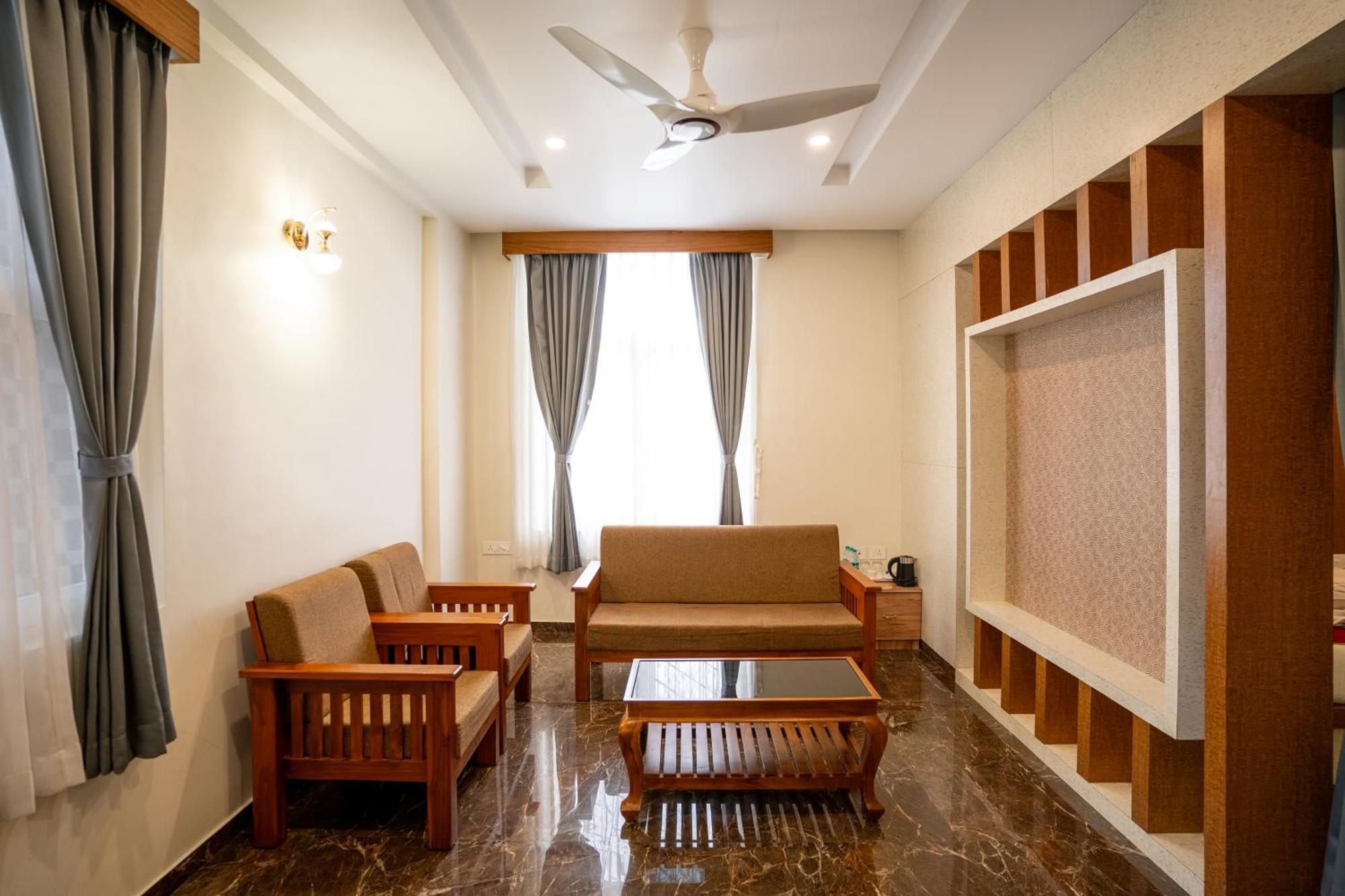 ホテル Sree Bharat Residency Alāndurai エクステリア 写真