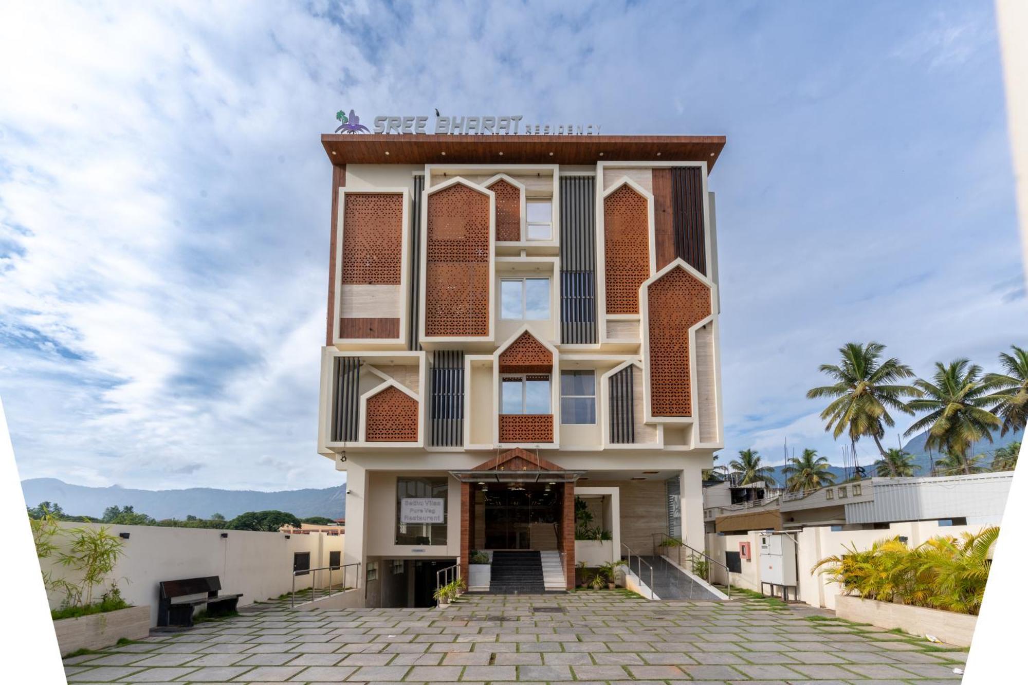 ホテル Sree Bharat Residency Alāndurai エクステリア 写真