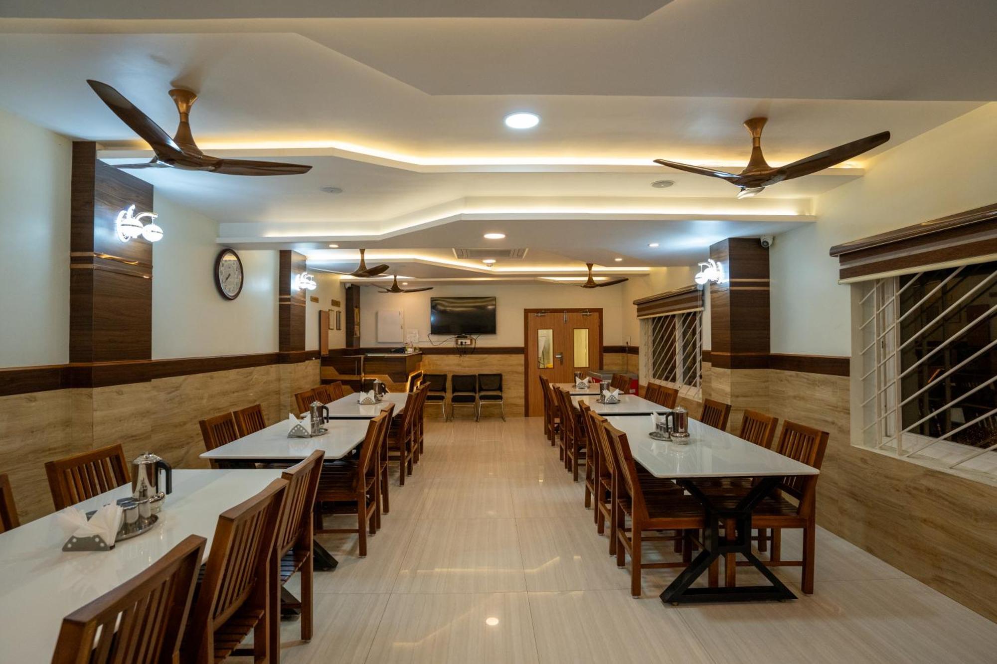 ホテル Sree Bharat Residency Alāndurai エクステリア 写真